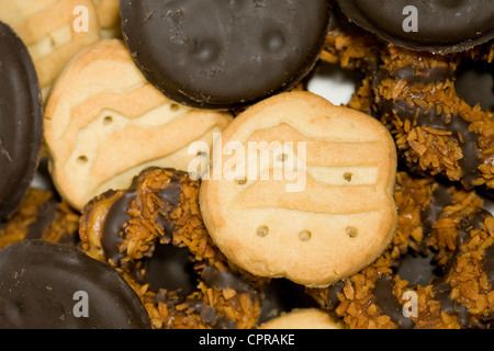 Dünne Münzstätten, Kleeblätter und Samoas Girl Scout Cookies. Stockfoto