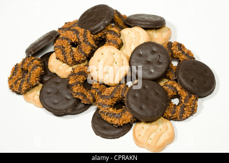 Dünne Münzstätten, Kleeblätter und Samoas Girl Scout Cookies. Stockfoto