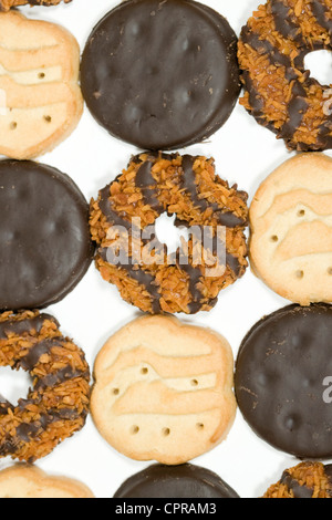 Dünne Münzstätten, Kleeblätter und Samoas Girl Scout Cookies. Stockfoto