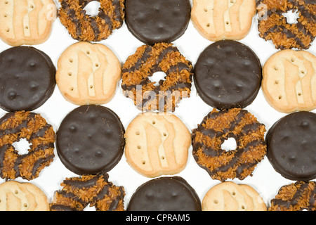 Dünne Münzstätten, Kleeblätter und Samoas Girl Scout Cookies. Stockfoto