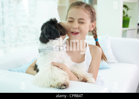 Porträt von glücklichen Mädchen spielen mit Shih-Tzu Hund zu Hause Stockfoto