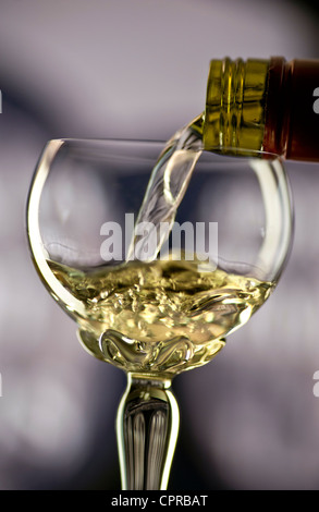 Glas Weißwein Alsace in traditionellen verzierte lange stemmed Deco Glas mit Weinfass hinter gießen Stockfoto