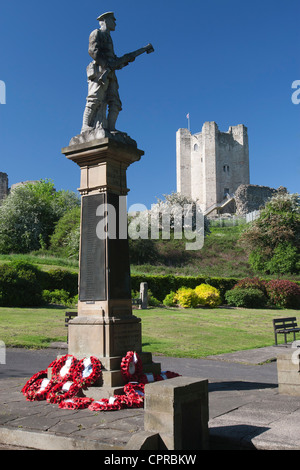 Kriegerdenkmal in Coronation Park mit Conisbrough Schloß im Hintergrund, Conisbrough, Doncaster, England, UK Stockfoto