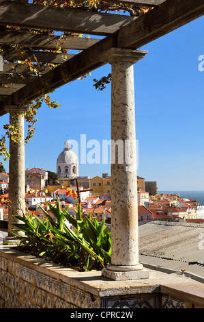 Panorama von einem alten traditionellen Nachbarschaft in Lissabon Stockfoto