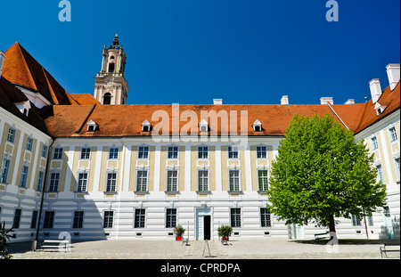 Innenhof des barocken Herzogenburg Kloster in Österreich an einem Sommertag Stockfoto