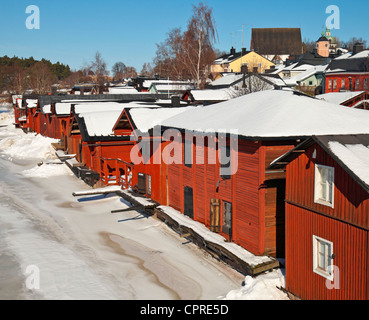 Roten Holzhäusern entlang der Fluss in der Stadt Porvoo, Finnland (Wintersaison) Stockfoto