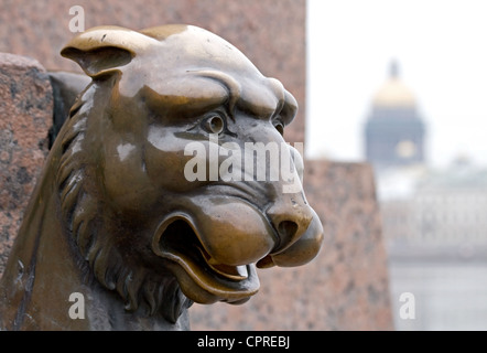 Griffin - geflügelter Löwe aus Bronze auf dem Damm der Universität vor der Akademie der Künste. St. Petersburg. Russland Stockfoto