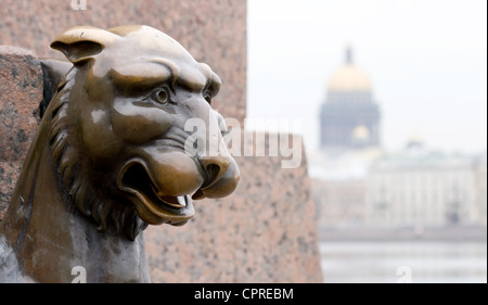 Griffin - geflügelter Löwe aus Bronze auf dem Damm der Universität vor der Akademie der Künste. St. Petersburg. Russland Stockfoto