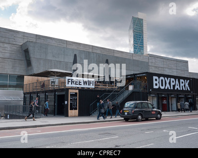 Boxpark Pop-up-Einkaufszentrum in Shoreditch, London Stockfoto