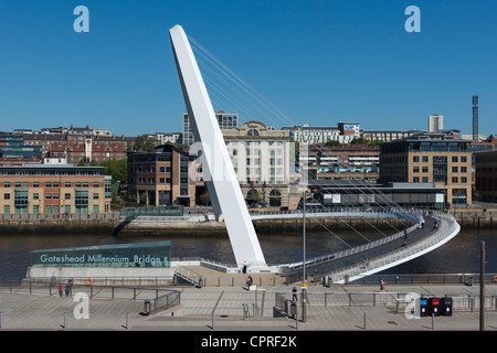 Die Millennium-Brücke über den Fluss Tyne. Stockfoto