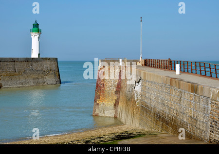 Weißen und grünen Leuchtturm und Deich von Saint-Valéry-En-Caux, Gemeinde im Département Seine-Maritime in Frankreich Stockfoto