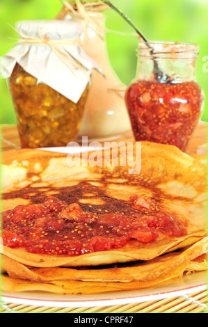 Frühstück mit Pfannkuchen und Marmelade auf natürlichen Hintergrund Stockfoto