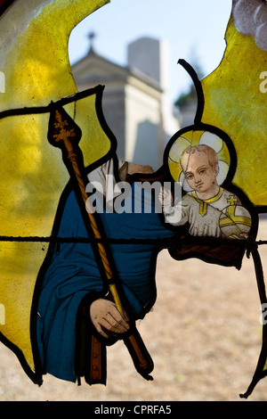 Gebrochen Glasfenster im Cimetière monumental de Rouen, Frankreich Stockfoto