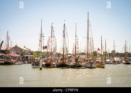 Yachten im Hafen von Yarmouth während des alten Gaffers Festivals, Isle Of Wight. Stockfoto