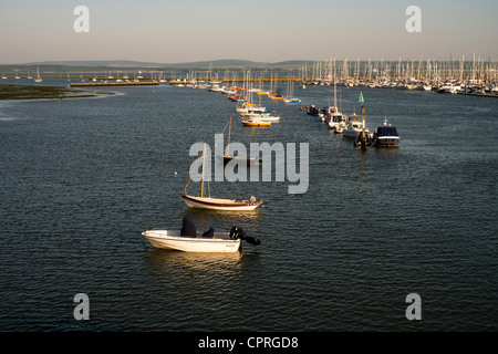 Yachten am Eingang zum Hafen von Lymington (am frühen Abend). Stockfoto