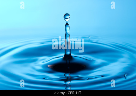 fallen Sie ins Wasser machen Furore perfekte Tropfen fallen Stockfoto
