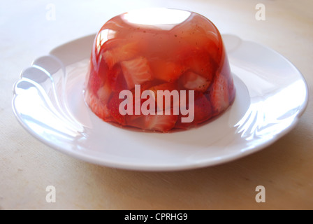 Gelee mit frischen Erdbeeren gemacht mit Apfel Saft und Agar Agar auf einem weißen Teller Stockfoto