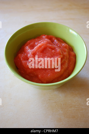 Gelee mit frischen Erdbeeren gemacht mit Apfel Saft und Agar Agar in einer grünen Schale Stockfoto