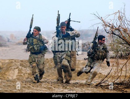 US Navy SEALs Verhalten Wüste Trainingsübungen in Vorbereitung auf die realen Szenarien. Stockfoto