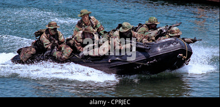 US Navy SEALs Praxis Verhalten spezielle Kriegsführung einsetzen Techniken beim Kampftraining Stockfoto