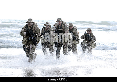 U.S. Navy SEALs Praxis Strand Landungen während Kampftraining Stockfoto