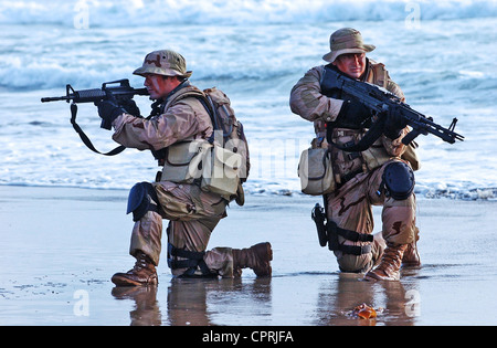 U.S. Navy SEALs Praxis Strand Landungen während Kampftraining Stockfoto