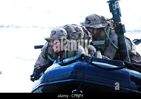 U.S. Navy SEALs Praxis Strand Landungen während Kampftraining Stockfoto