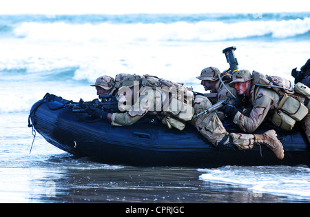 U.S. Navy SEALs Praxis Strand Landungen während Kampftraining Stockfoto