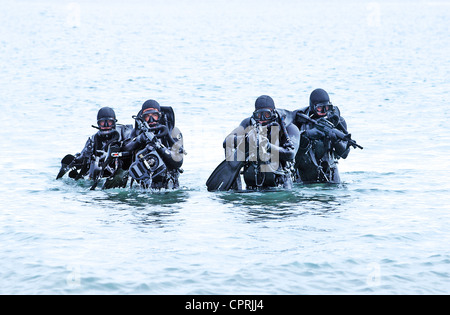 U.S. Navy SEALs Praxis Strand Landungen während Kampftraining Stockfoto