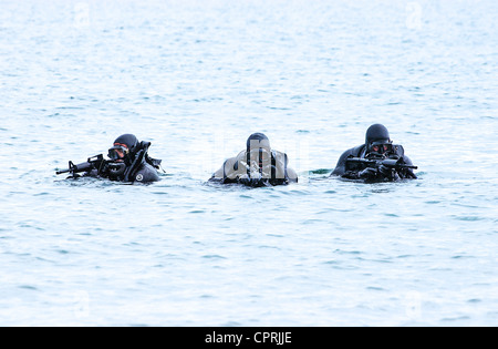 U.S. Navy SEALs Praxis Strand Landungen während Kampftraining Stockfoto