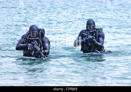 U.S. Navy SEALs Praxis Strand Landungen während Kampftraining Stockfoto