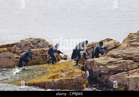 U.S. Navy SEALs Praxis Strand Landungen während Kampftraining Stockfoto