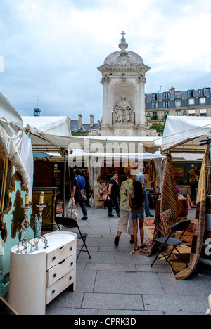 Paris, Frankreich, Medium Crowd People, Touristen Shopping, Öffentliche Wahrzeichen, französische Antiquitäten, Stände am Place Saint Sulpice Stockfoto