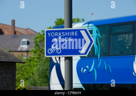 Nahaufnahme von Yorkshire Wolds Radweg Schild Fahrrad Fahrrad Malton North Yorkshire England Großbritannien GB Groß Großbritannien Stockfoto