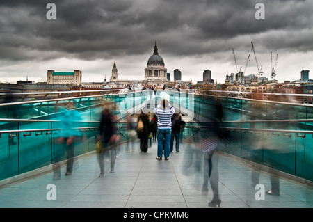 ein Tourist nehmen Foto von St. Pauls Cathedral auf die Millennium Bridge in London, UK Stockfoto