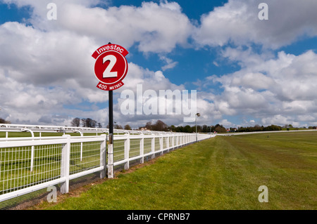Furlong Marker in Epsom Downs Racecourse, Epsom, Surrey, UK Stockfoto