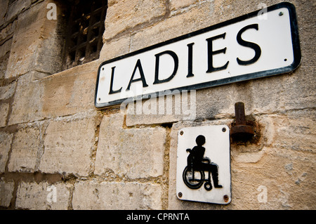 Damen und Behinderten WC Zeichen der öffentlichen Toilette, UK Stockfoto