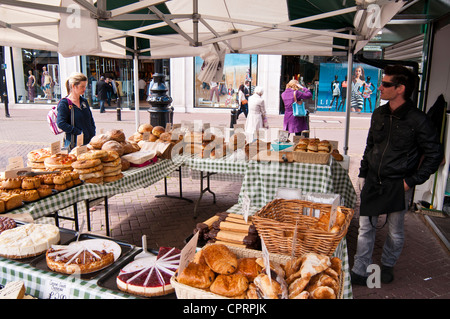 Brot-Stand auf dem Markt Platz, Kingston upon Thames, Surrey Stockfoto