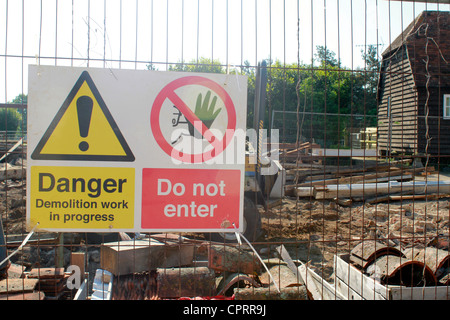 Ein Warnsignal warnt vor einem Abriss-Baustelle Stockfoto