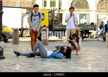 Hochzeitsfotograf in einer lustigen pose Stockfoto