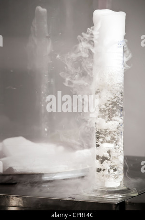 Chemische Reaktion zwischen festem Kohlenstoff und Wasser Stockfoto