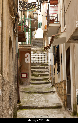 Eine schmale Straße oder Gasse in der Altstadt von Pizzo, Kalabrien, Italien Stockfoto