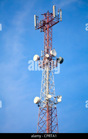 Handy-Sendeturm mit Geräten Stockfoto