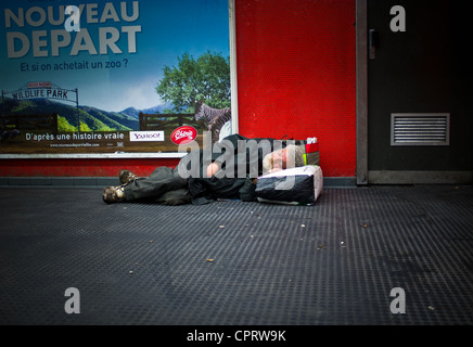 Die Obdachlosen in der Metro und RER (Geschwindigkeit Vorort Zug.  Blau, weiß, rot, alte Mann lebt in der RER Auber Stockfoto