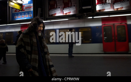 Die Obdachlosen in der Metro und RER (Geschwindigkeit Vorort Zug.  Blau, weiß, rot, Heimatlose Wanderer in der RER Stockfoto