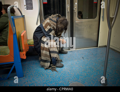 Die Obdachlosen in der Metro und RER (Geschwindigkeit Vorort Zug.  Blau, weiß, rot, Obdachlosen in der RER Stockfoto