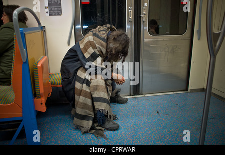 Die Obdachlosen in der Metro und RER (Geschwindigkeit Vorort Zug.  Blau, weiß, rot, Obdachlosen in der RER Stockfoto