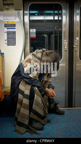 Die Obdachlosen in der Metro und RER (Geschwindigkeit Vorort Zug.  Blau, weiß, rot, Obdachlosen in der RER Stockfoto