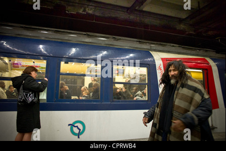 Die Obdachlosen in der Metro und RER (Geschwindigkeit Vorort Zug.  Blau, weiß, rot, Heimatlose Wanderer in der RER Stockfoto