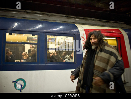 Die Obdachlosen in der Metro und RER (Geschwindigkeit Vorort Zug.  Blau, weiß, rot, Heimatlose Wanderer in der RER Stockfoto